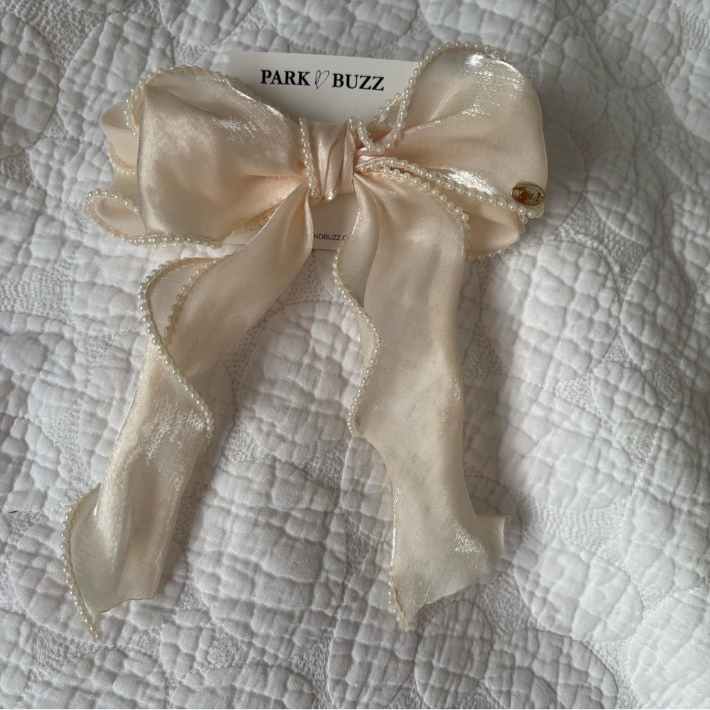 Park & Buzz Cream Hair Bow